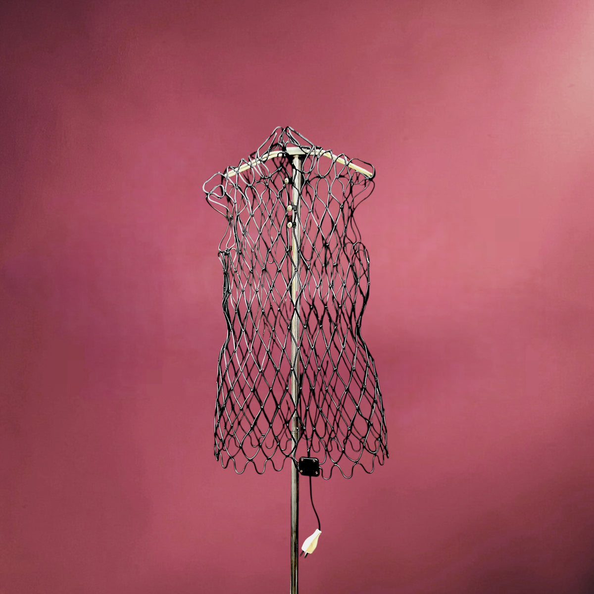Mannequin Chauffant Laurent en Treillis Métallique sur Pied Chromé – Hors Service – Années 60-70