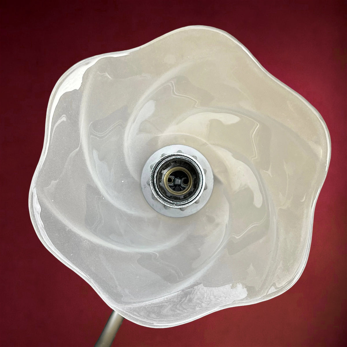 Lampe de Table Massive Belgium à Col de Cygne en Métal et Verre Dépoli – Années 90