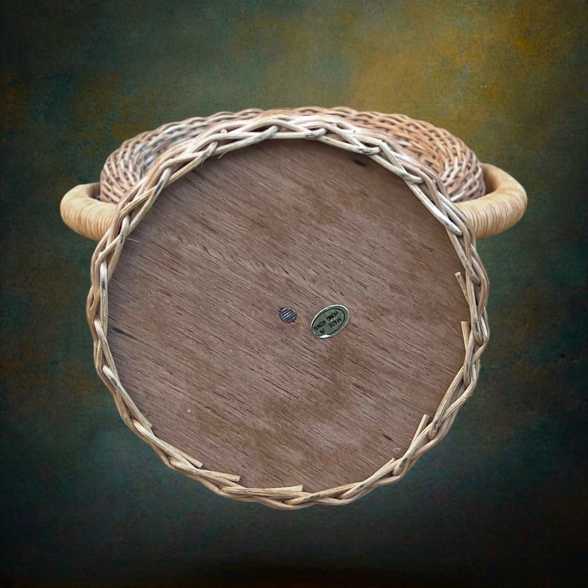 Ancien Miroir de Courtoisie Pivotant Rond en Rotin Tressé sur Pied – Made in Hong Kong – Années 60-70