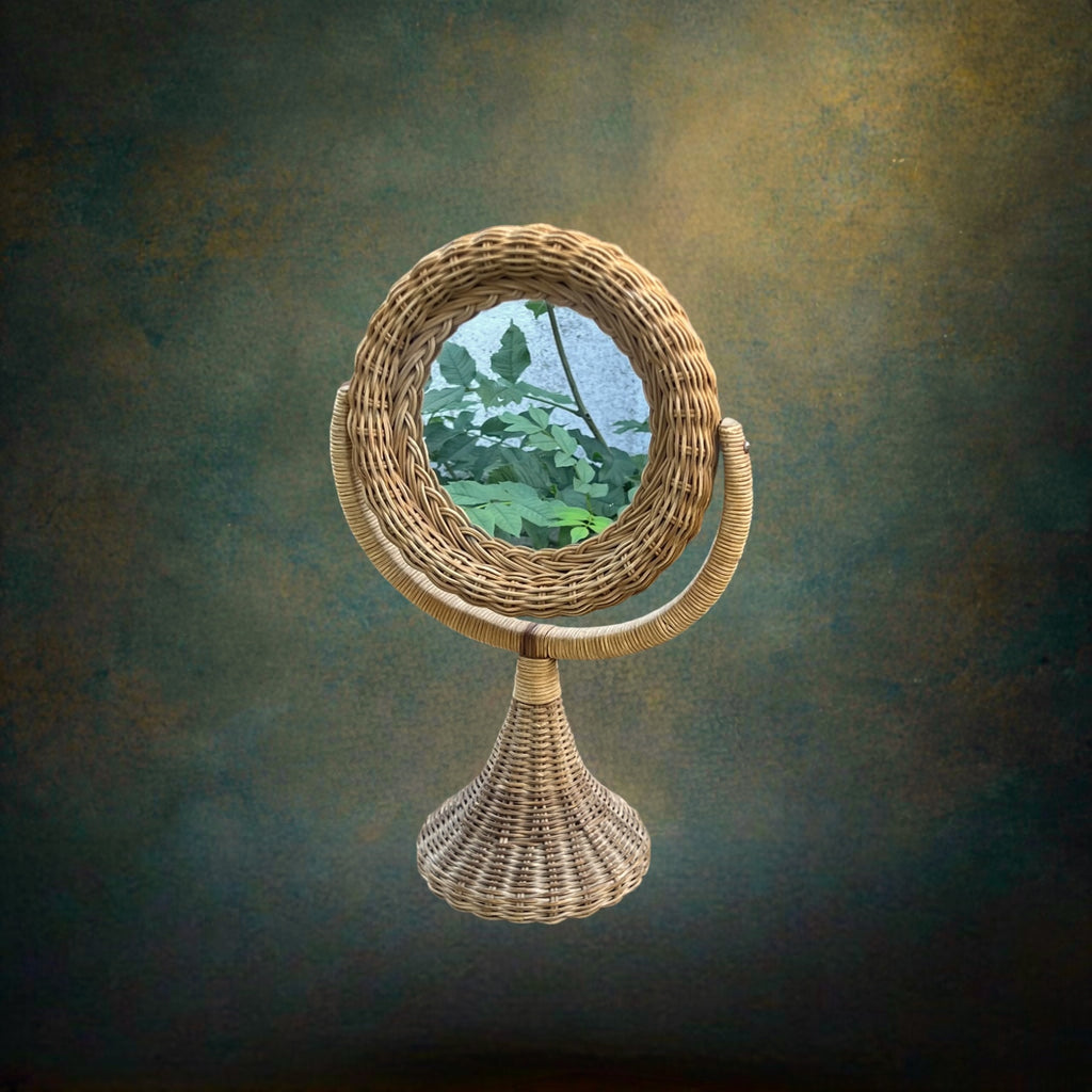 Ancien Miroir de Courtoisie Pivotant Rond en Rotin Tressé sur Pied – Made in Hong Kong – Années 60-70
