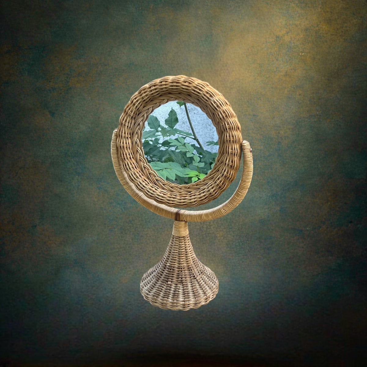 Ancien Miroir de Courtoisie Pivotant Rond en Rotin Tressé sur Pied – Made in Hong Kong – Années 60-70