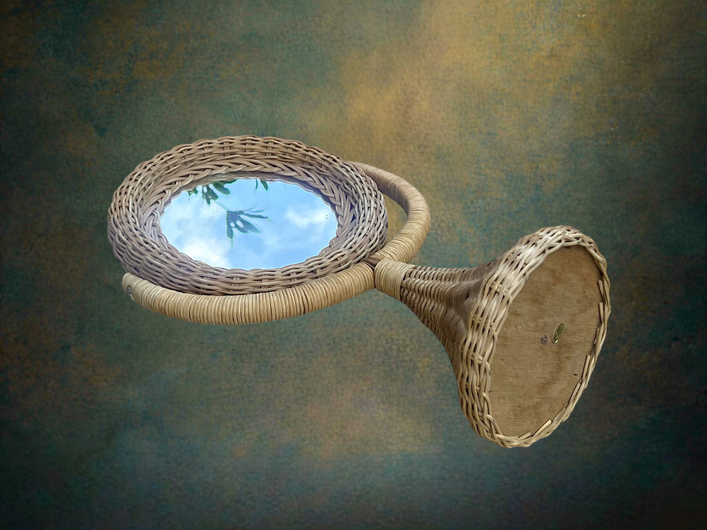 Ancien Miroir de Courtoisie Pivotant Rond en Rotin Tressé sur Pied – Made in Hong Kong – Années 60-70