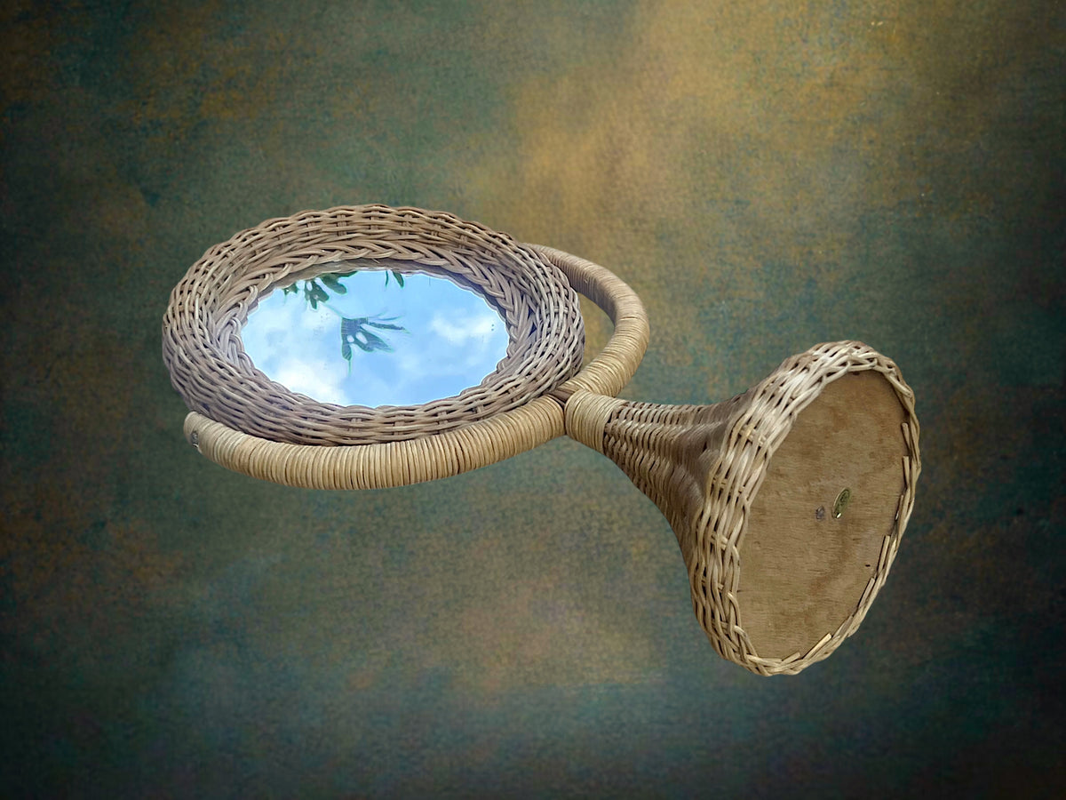 Ancien Miroir de Courtoisie Pivotant Rond en Rotin Tressé sur Pied – Made in Hong Kong – Années 60-70