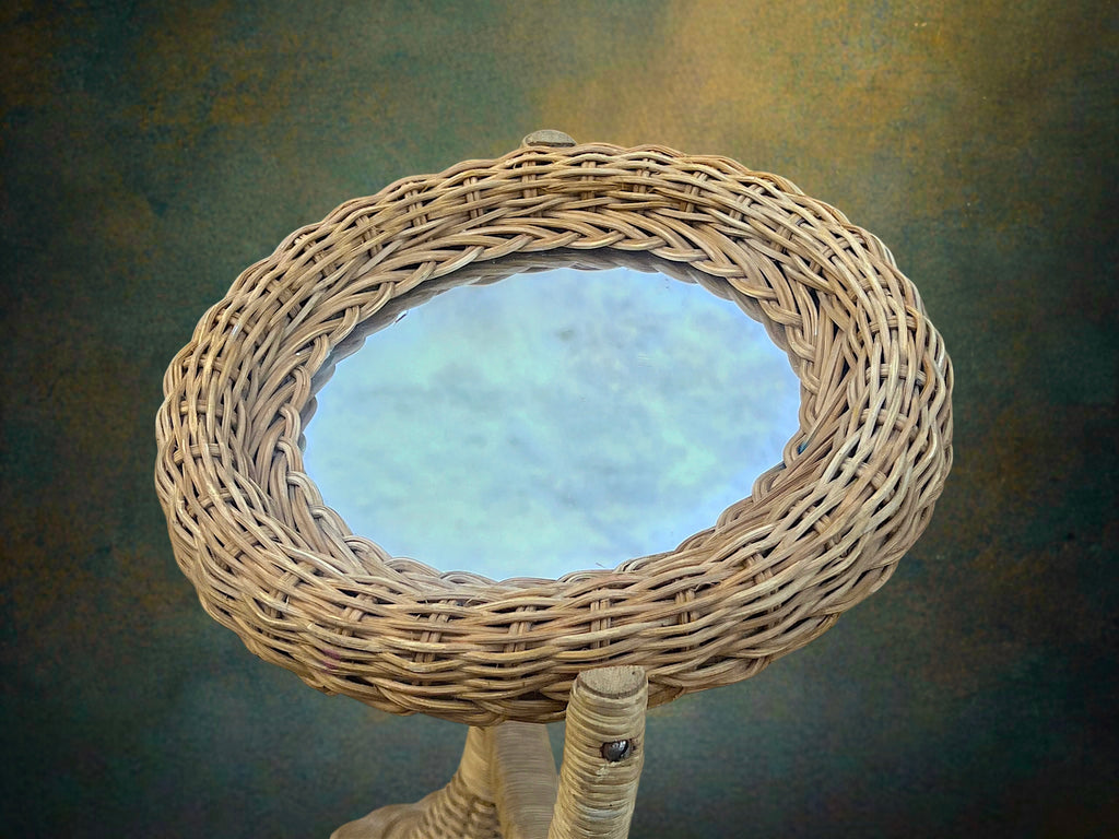 Ancien Miroir de Courtoisie Pivotant Rond en Rotin Tressé sur Pied – Made in Hong Kong – Années 60-70