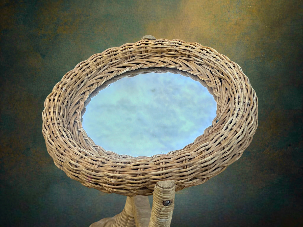 Ancien Miroir de Courtoisie Pivotant Rond en Rotin Tressé sur Pied – Made in Hong Kong – Années 60-70