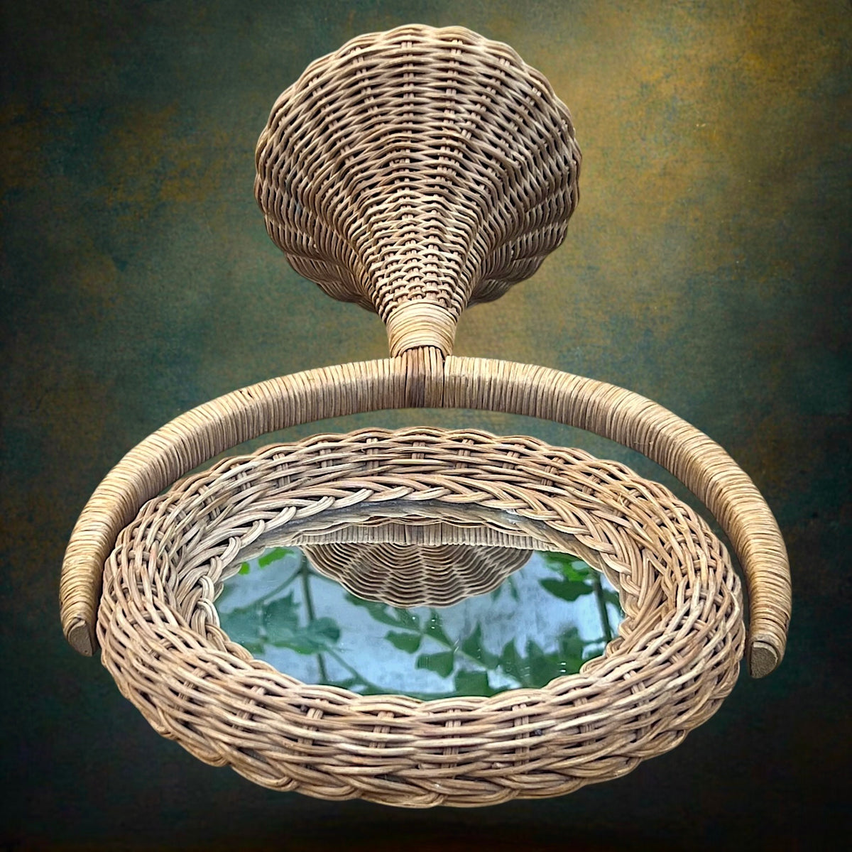Ancien Miroir de Courtoisie Pivotant Rond en Rotin Tressé sur Pied – Made in Hong Kong – Années 60-70