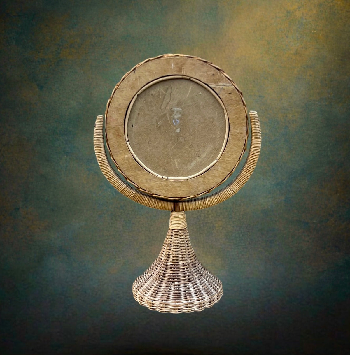 Ancien Miroir de Courtoisie Pivotant Rond en Rotin Tressé sur Pied – Made in Hong Kong – Années 60-70