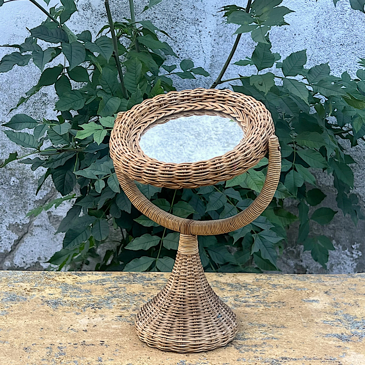 Ancien Miroir de Courtoisie Pivotant Rond en Rotin Tressé sur Pied – Made in Hong Kong – Années 60-70