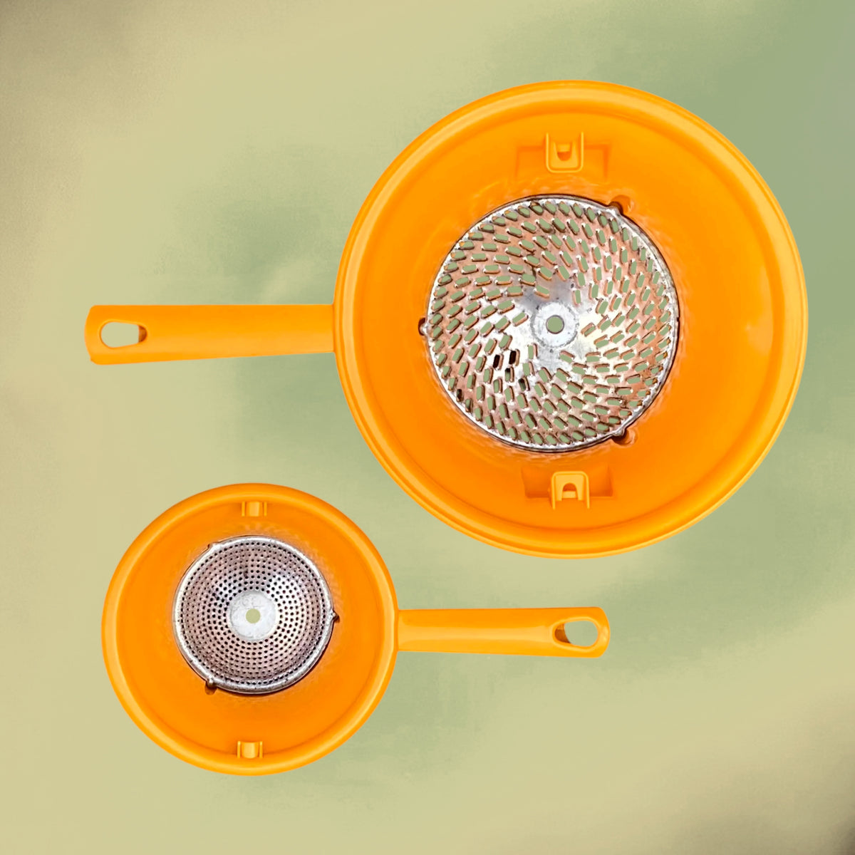 Lot de 2 Moulins à Légumes Moulinex en Plastique Orange et Acier Inoxydable – Mouli Baby et N°2 – Années 70