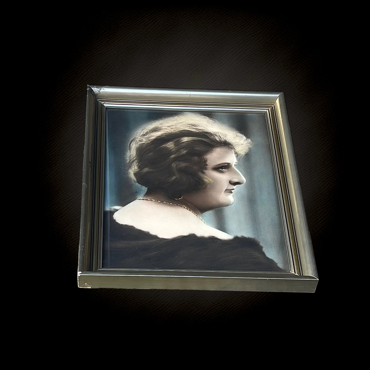 Ancien Portrait Photographique Colorisé de Femme avec Cadre en Bois et Plâtre Argenté – Années 30