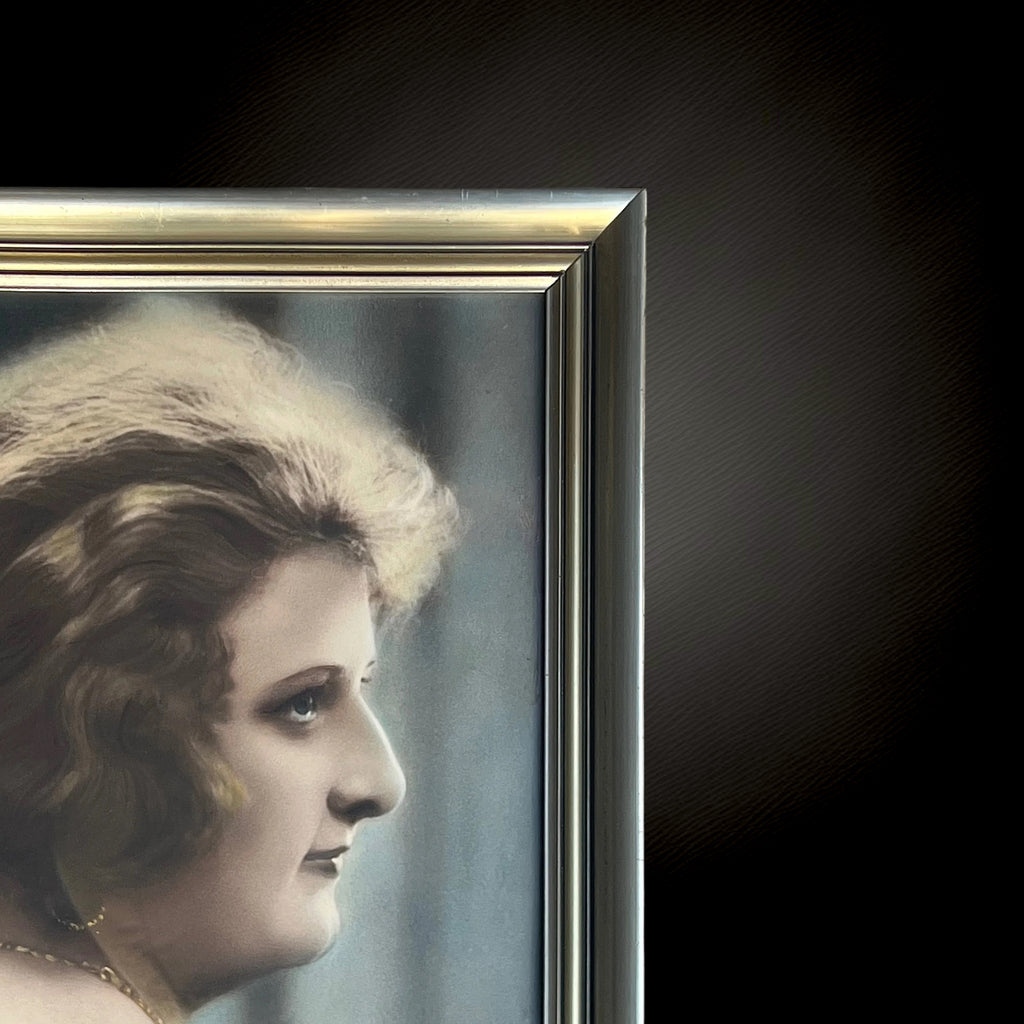 Ancien Portrait Photographique Colorisé de Femme avec Cadre en Bois et Plâtre Argenté – Années 30