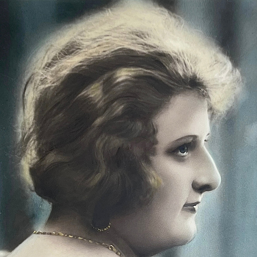 Ancien Portrait Photographique Colorisé de Femme avec Cadre en Bois et Plâtre Argenté – Années 30