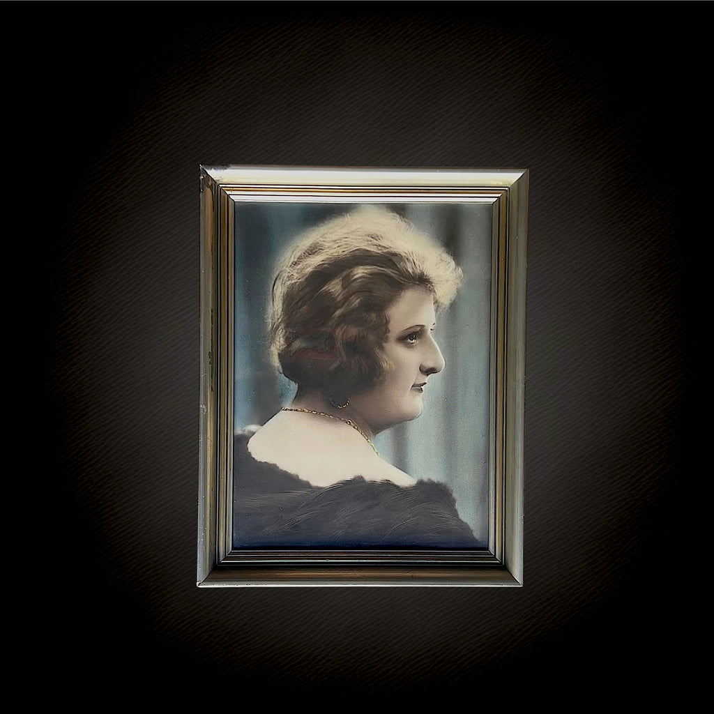 Portrait de Femme Colorisé dans son Cadre Argenté – Années 30