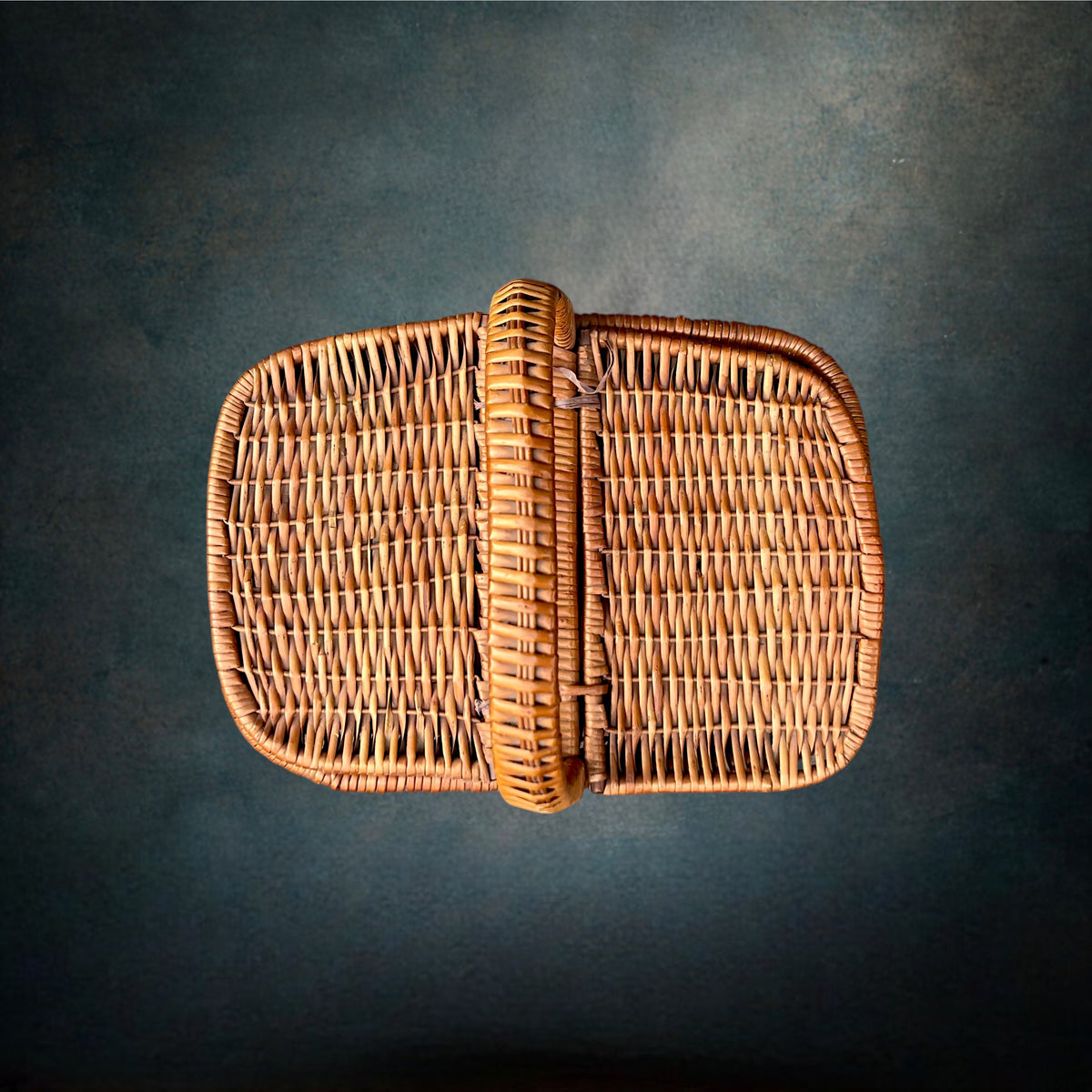 Panier en Osier Tressé à Double Rabat – Années 50-60