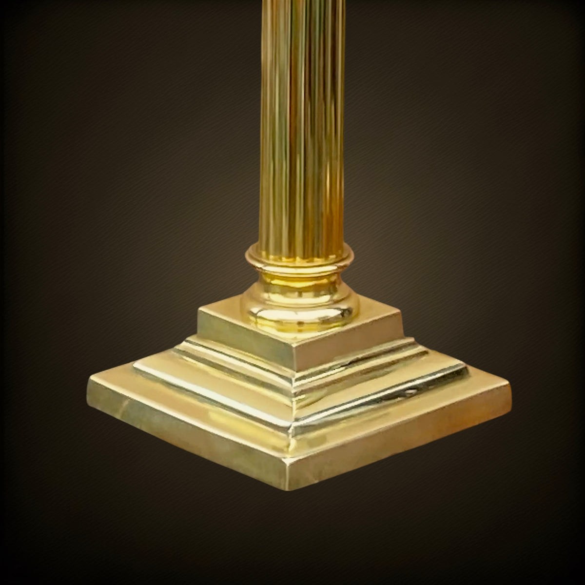 Pied de Lampe Néoclassique à Colonne Cannelée en Laiton Massif Poli – Années 60-70