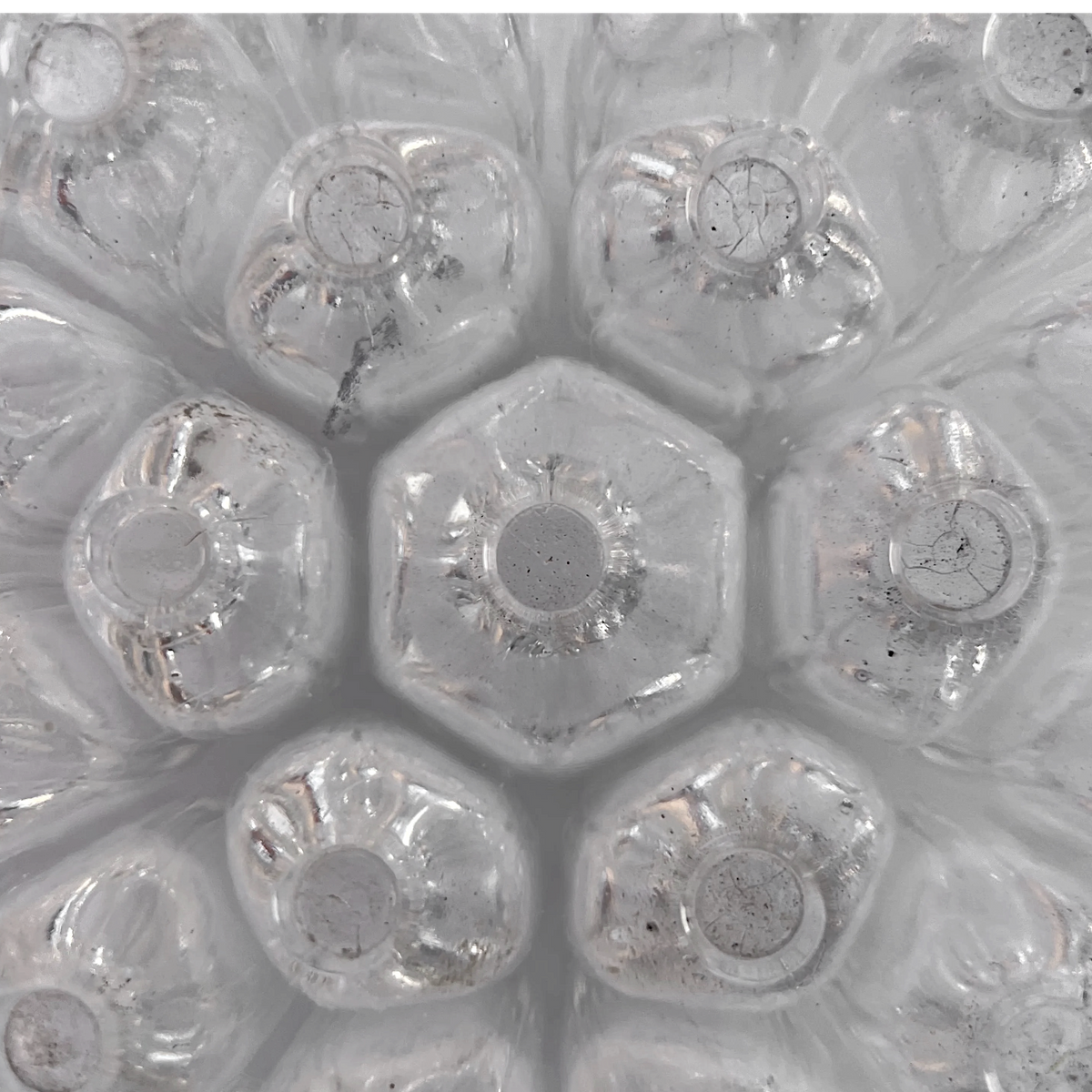 Grand Pique-Fleurs Ancien en Verre Moulé 37 Trous – Années 50-60