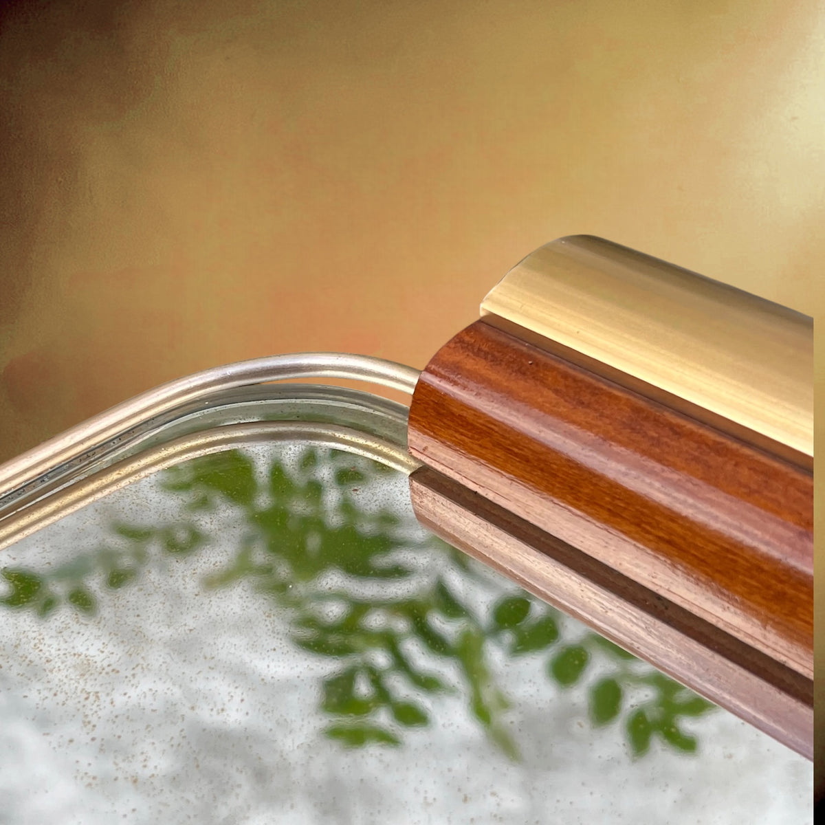 Ancien Plateau Miroir Rectangulaire à Poignées en Bois Verni et Aluminium Doré – Années 50-60