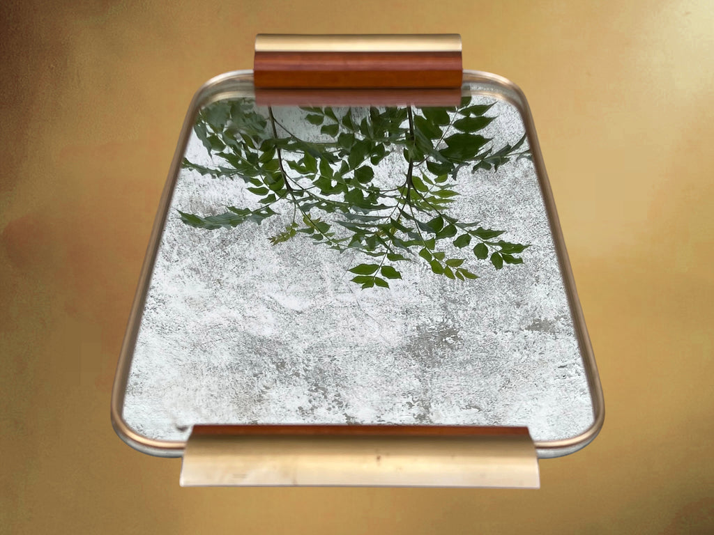 Ancien Plateau Miroir Rectangulaire à Poignées en Bois Verni et Aluminium Doré – Années 50-60
