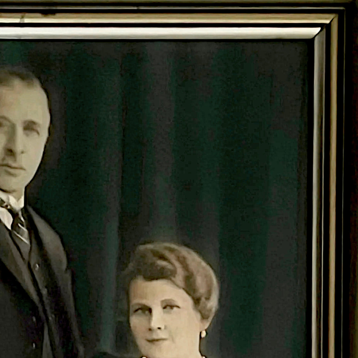 Ancien Portrait Photographique Colorisé de Couple avec Cadre en Bois et Plâtre Argenté - Années 30