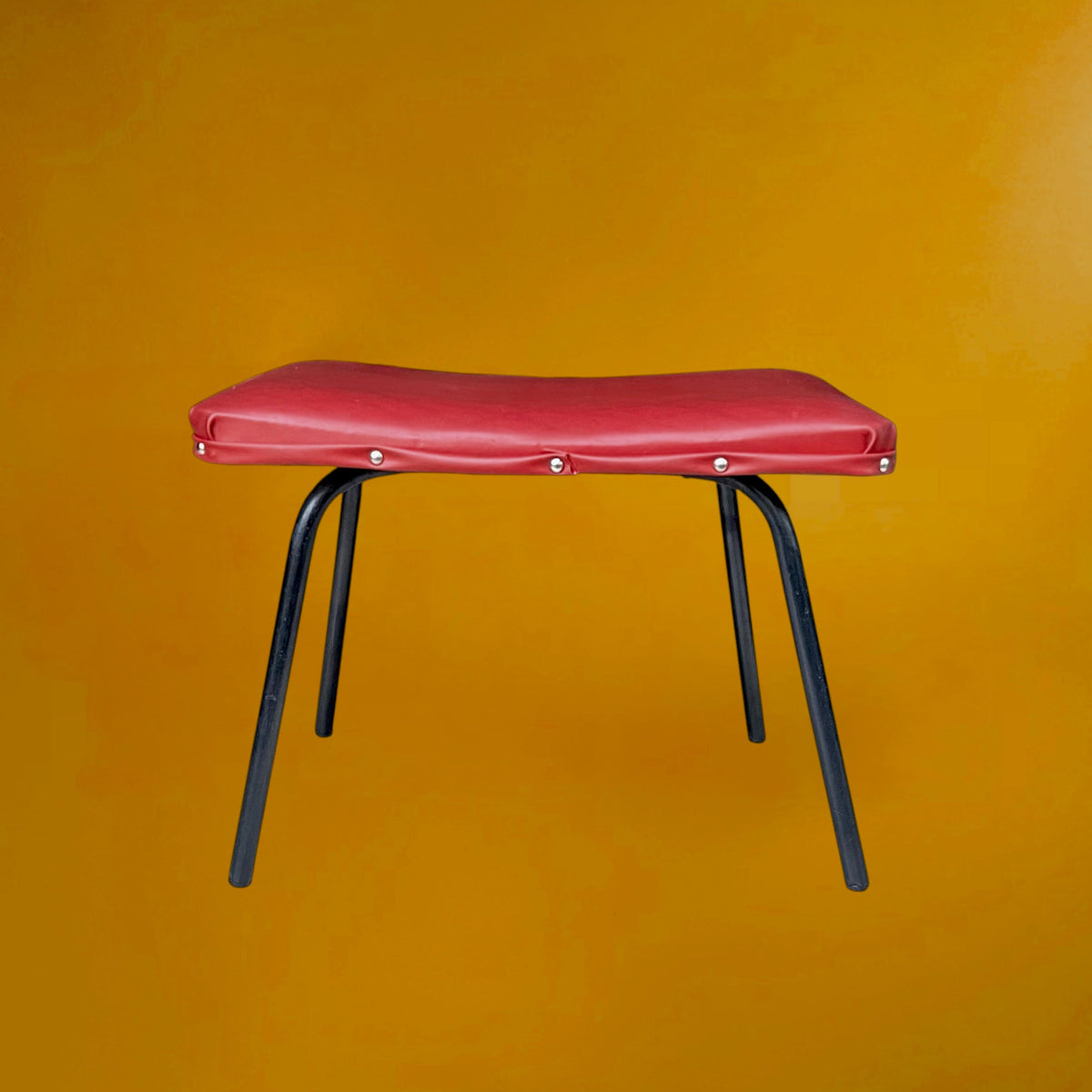 Repose-pieds incurvé en Skaï rouge brique et métal noir – Années 50-60