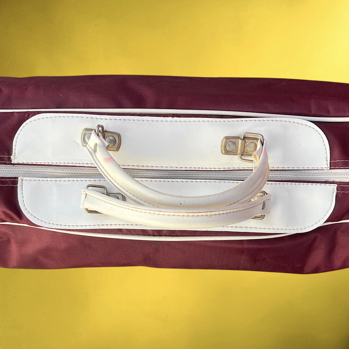 Grand Sac de Sport Publicitaire Banque Bruxelles Lambert BBL en Toile Bordeaux et Skaï Blanc – Années 80