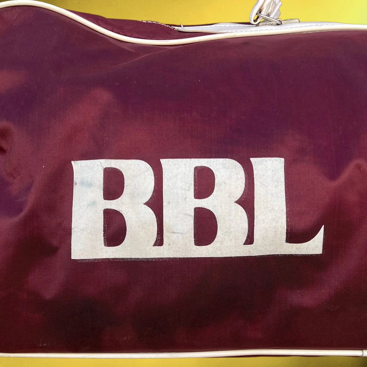 Grand Sac de Sport Publicitaire Banque Bruxelles Lambert BBL en Toile Bordeaux et Skaï Blanc – Années 80