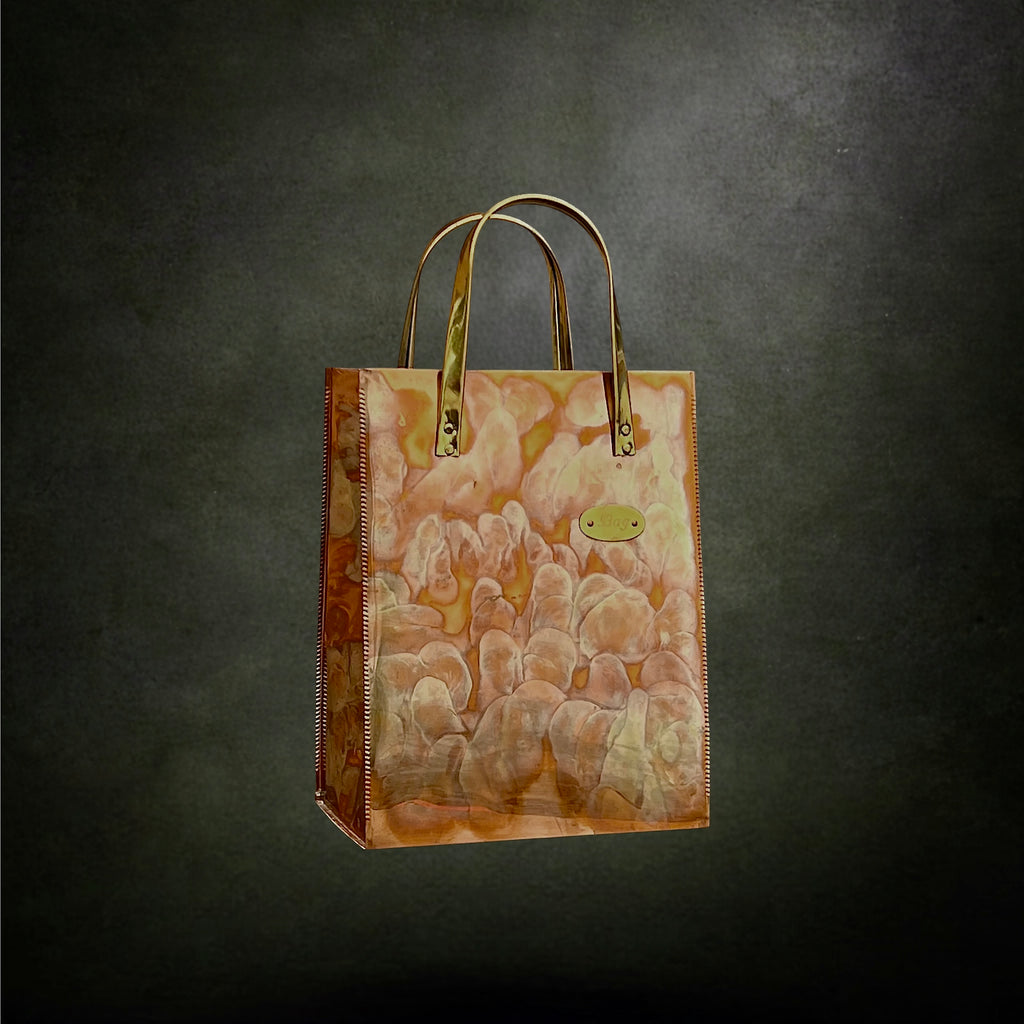 Porte-Revues Sculptural en Cuivre et Laiton Forme Sac – Années 70
