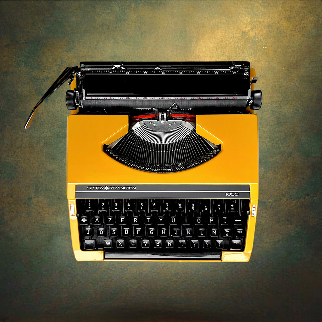 Machine à Écrire Sperry Remington 1050 Jaune Ocre AZERTY avec Valise – Années 70