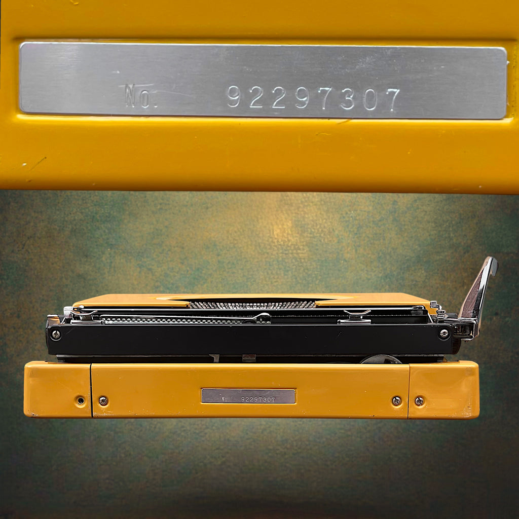 Machine à Écrire Sperry Remington 1050 Jaune Ocre AZERTY avec Valise – Années 70