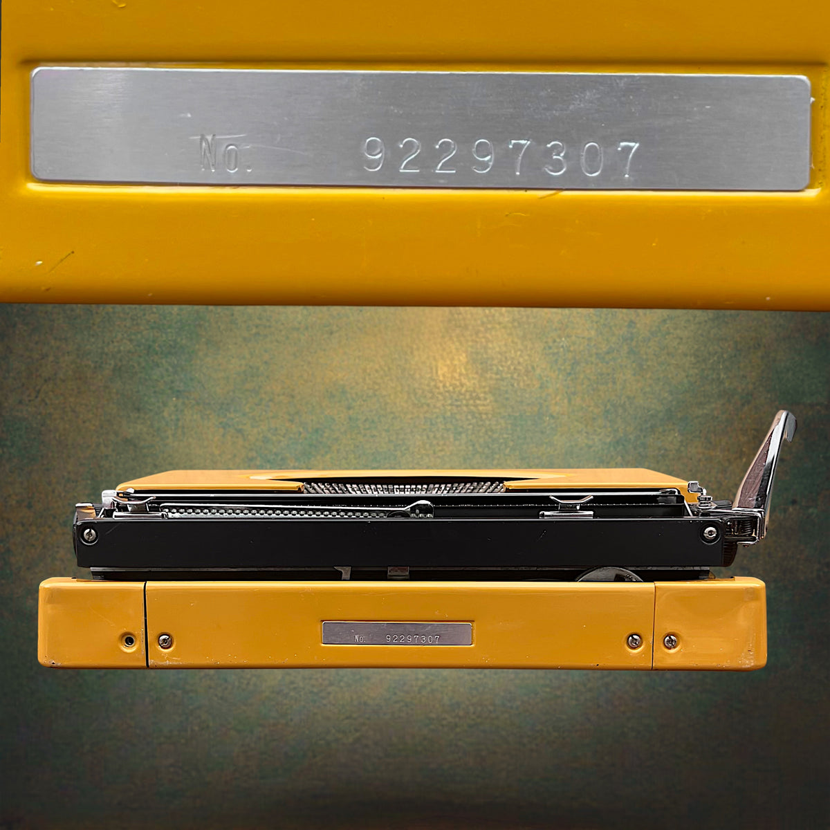Machine à Écrire Sperry Remington 1050 Jaune Ocre AZERTY avec Valise – Années 70
