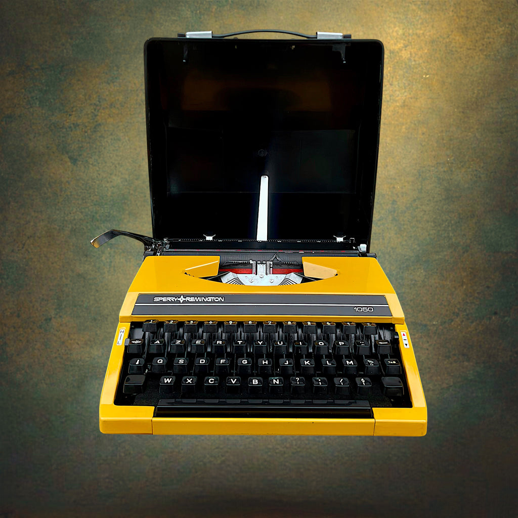 Machine à Écrire Sperry Remington 1050 Jaune Ocre AZERTY avec Valise – Années 70
