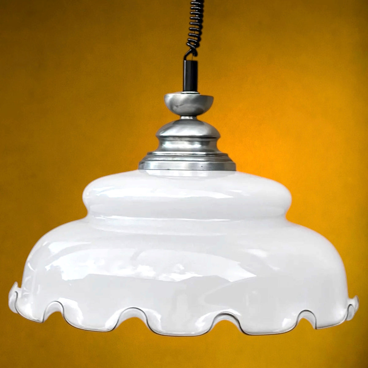 Grande Suspension Massive en Opaline Blanche et Métal – Monte-et-Baisse – Made in Belgium – Années 70
