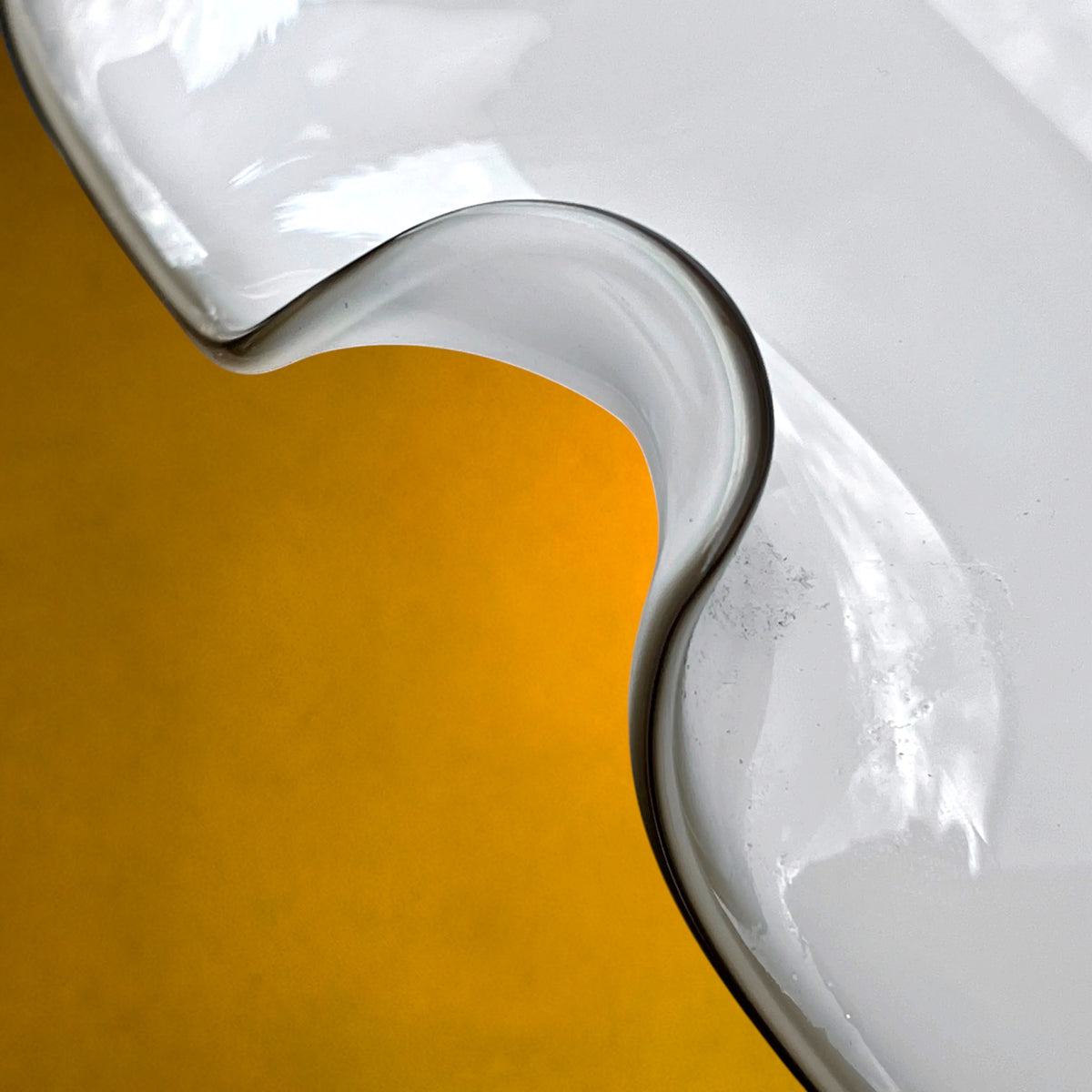 Grande Suspension Massive en Opaline Blanche et Métal – Monte-et-Baisse – Made in Belgium – Années 70