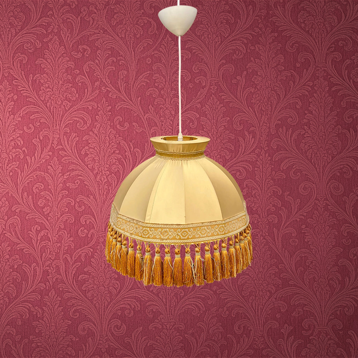 Suspension en Satin Ivoire à Franges Dorées Style Boudoir – Années 60-70