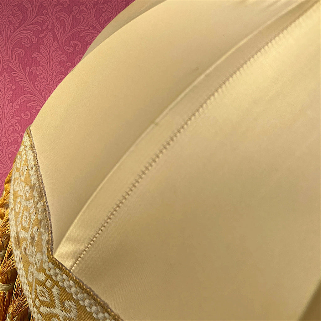 Suspension en Satin Ivoire à Franges Dorées Style Boudoir – Années 60-70