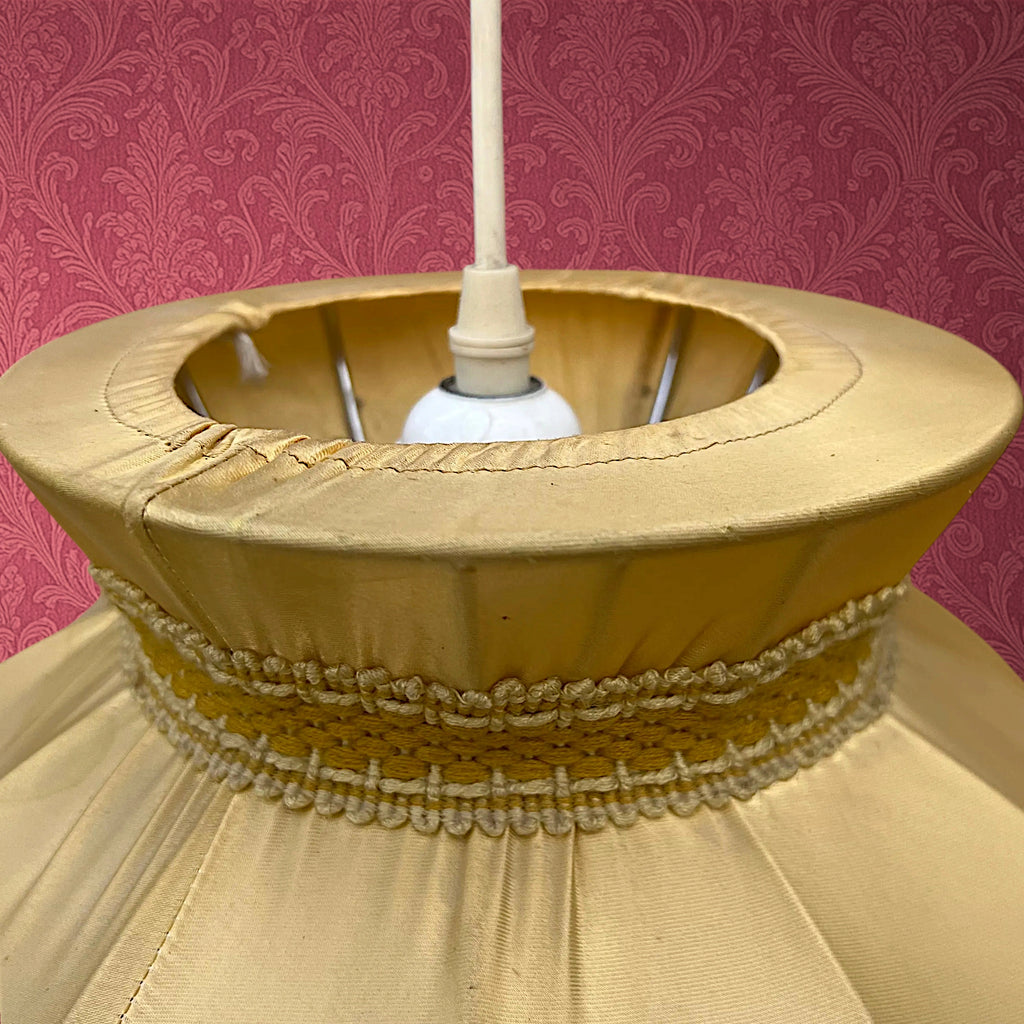 Suspension en Satin Ivoire à Franges Dorées Style Boudoir – Années 60-70