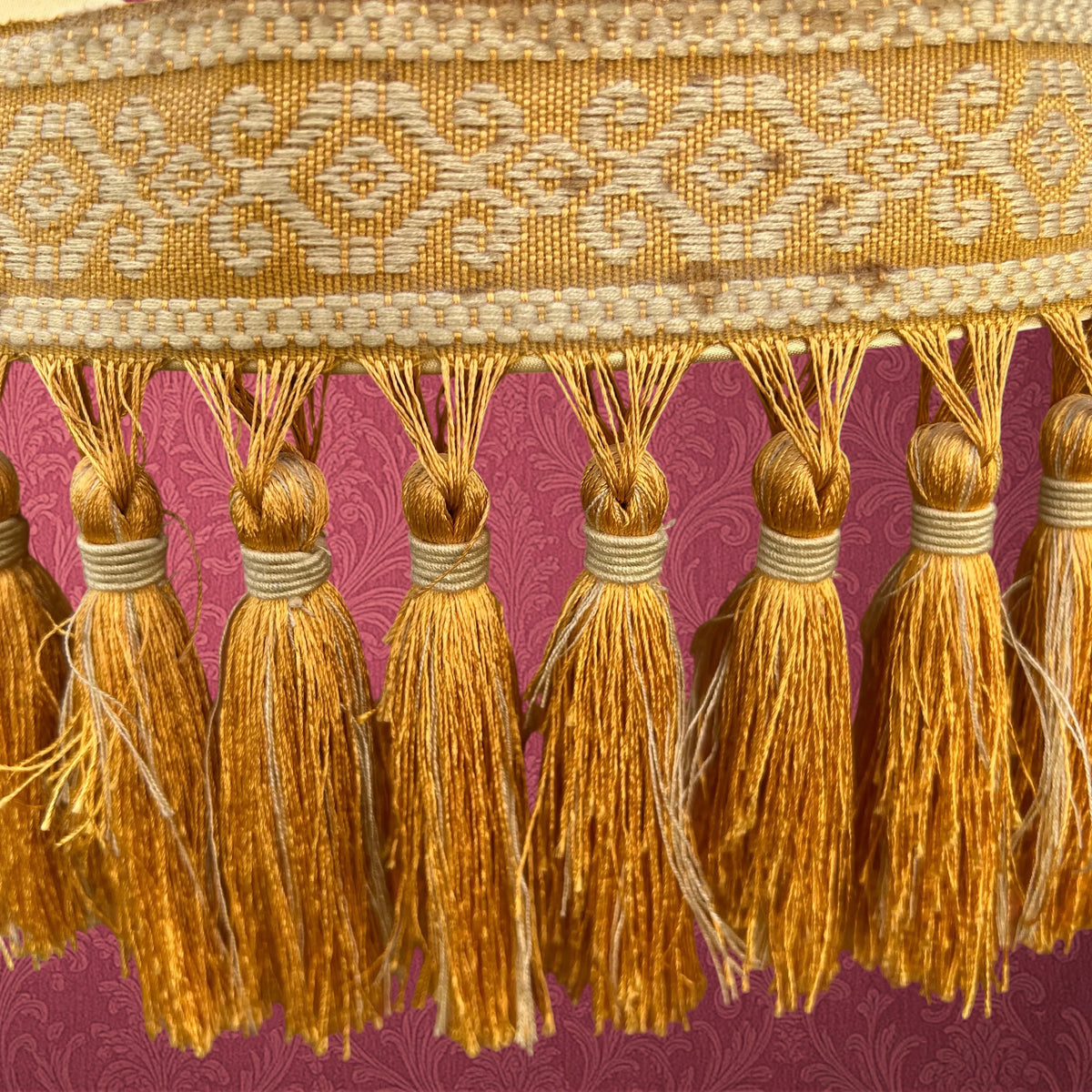 Suspension en Satin Ivoire à Franges Dorées Style Boudoir – Années 60-70