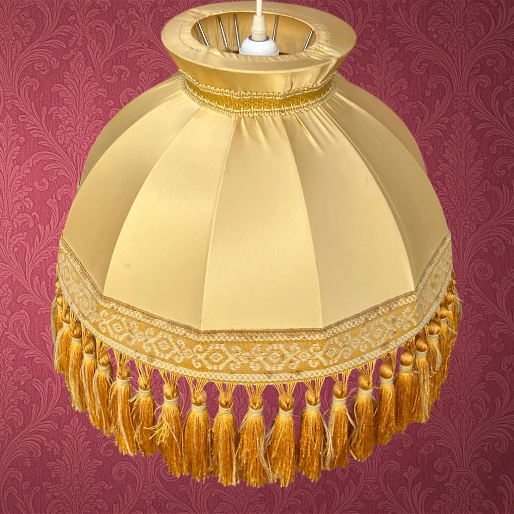 Suspension en Satin Ivoire à Franges Dorées Style Boudoir – Années 60-70