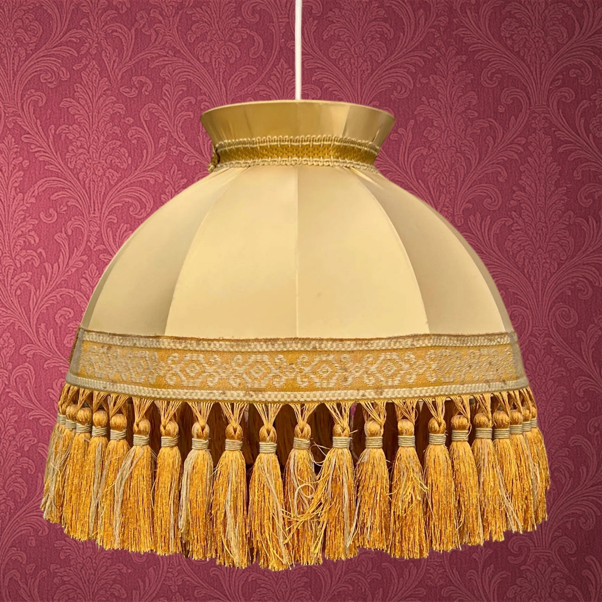 Suspension en Satin Ivoire à Franges Dorées Style Boudoir – Années 60-70