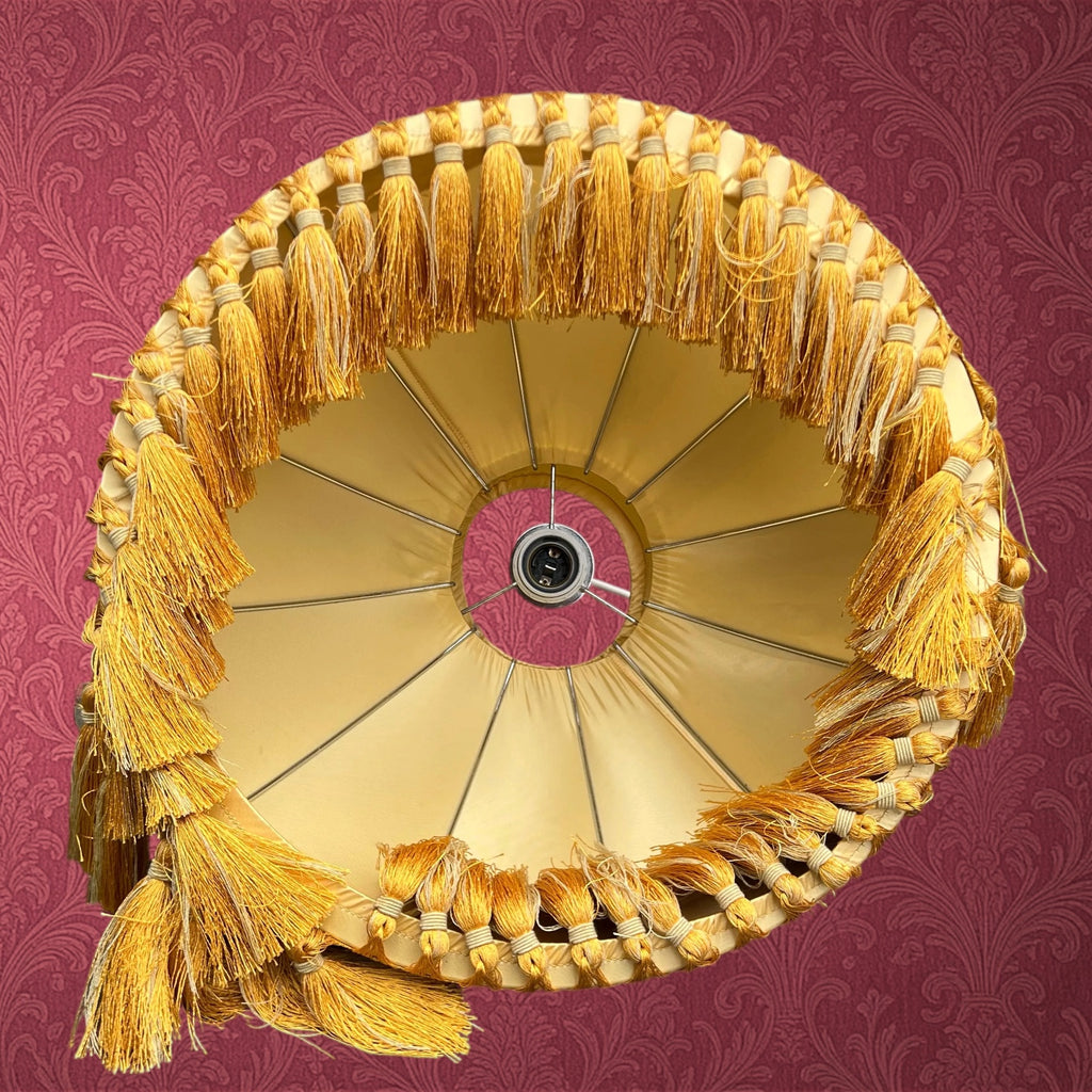 Suspension en Satin Ivoire à Franges Dorées Style Boudoir – Années 60-70