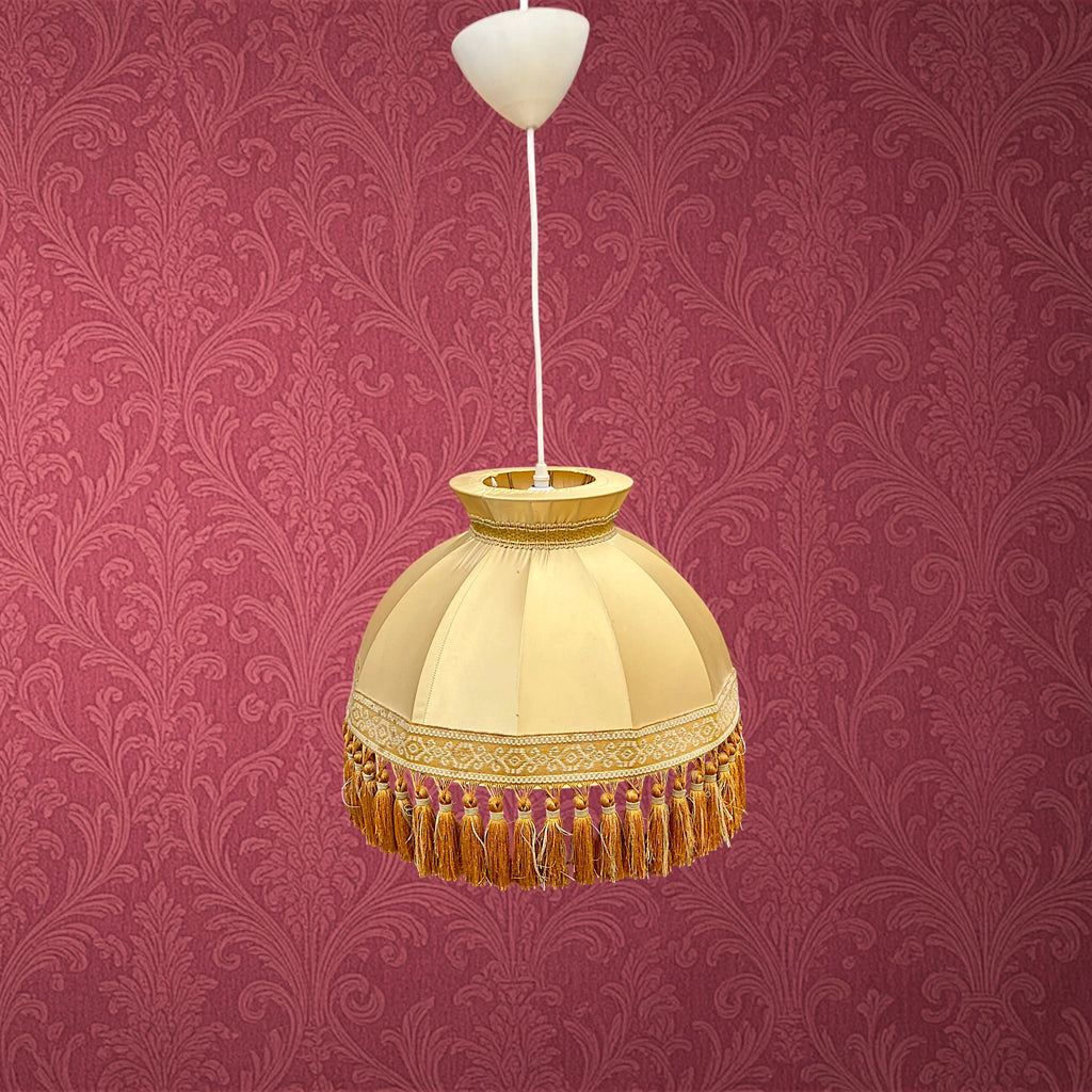 Grande Suspension Boudoir en Satin Ivoire à Franges Dorées – Années 60-70