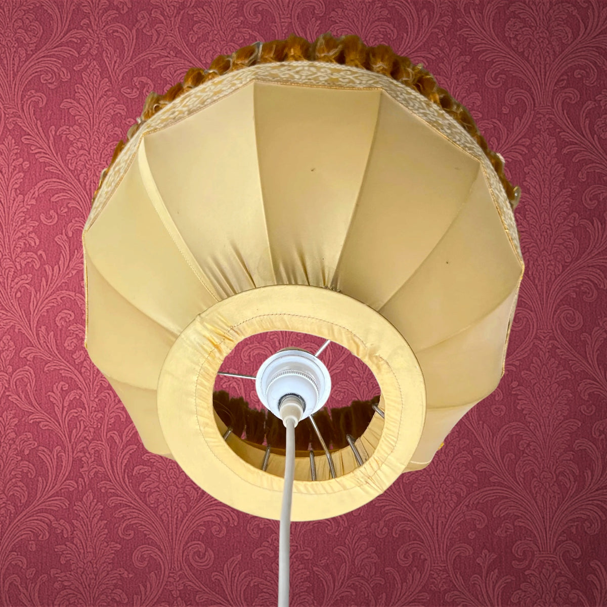 Suspension en Satin Ivoire à Franges Dorées Style Boudoir – Années 60-70