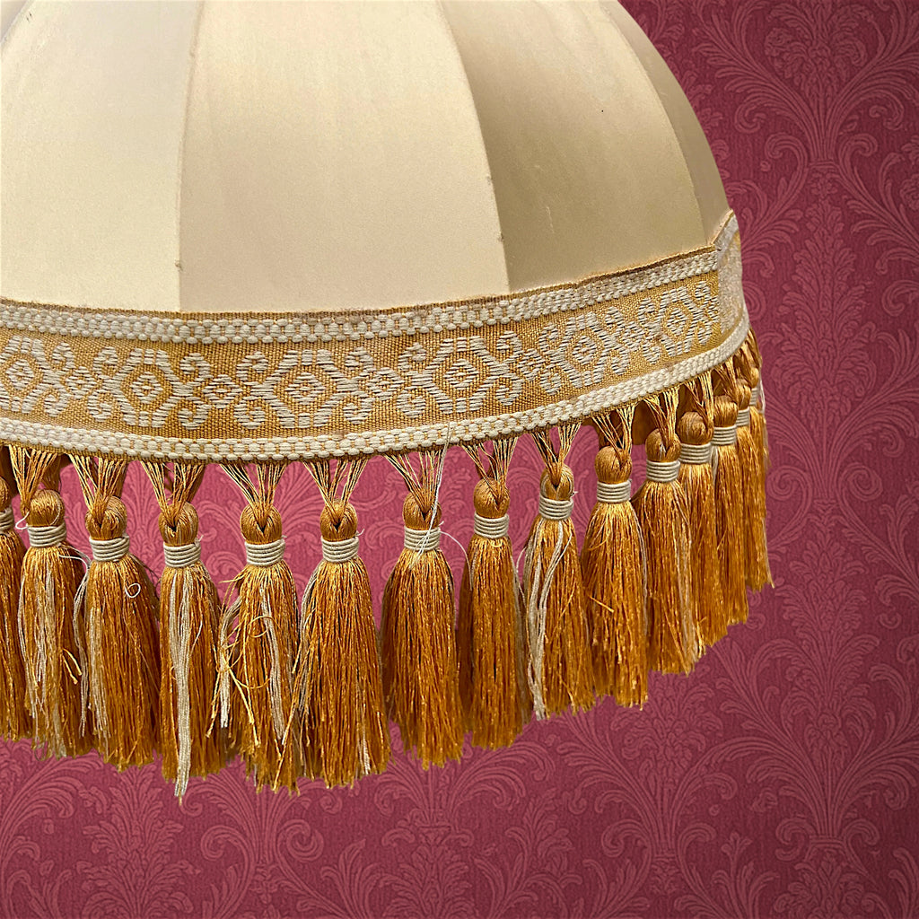 Suspension en Satin Ivoire à Franges Dorées Style Boudoir – Années 60-70