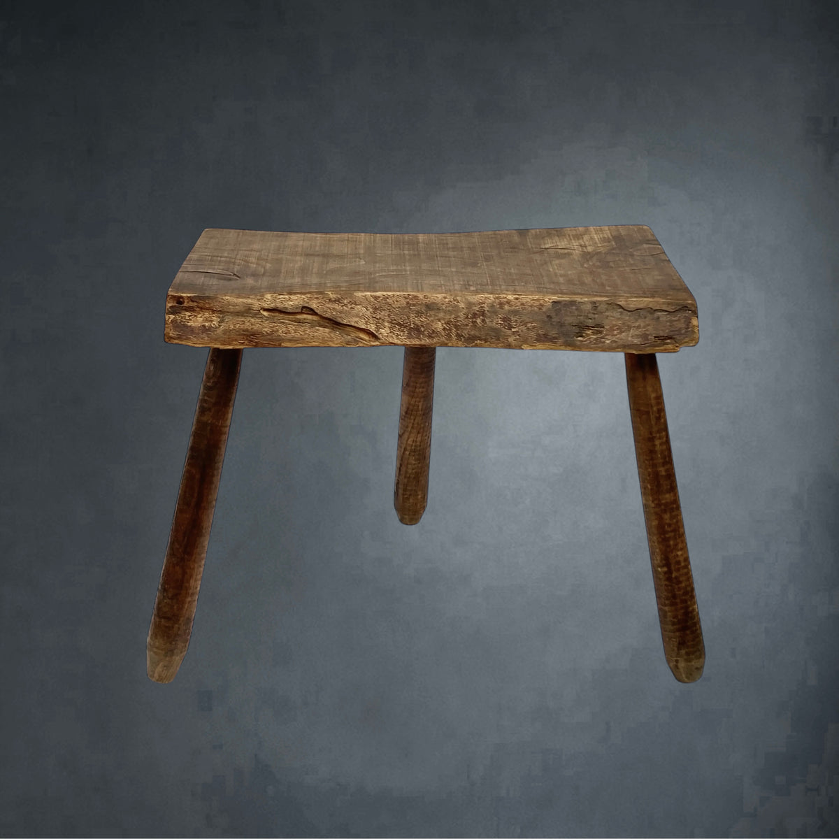 Ancien Tabouret Tripode Rustique en Bois Massif – Années 30-50