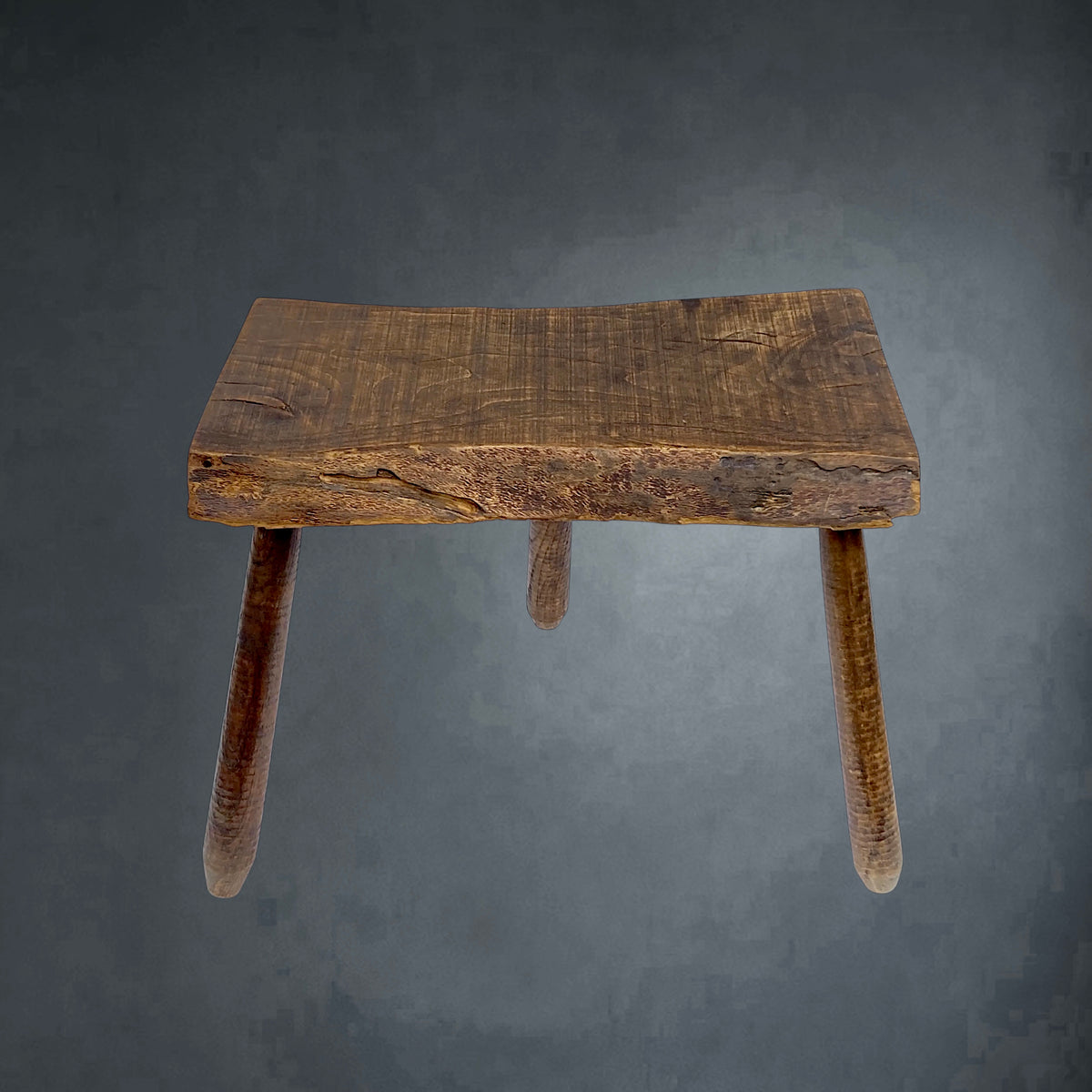 Tabouret Tripode Ancien en Bois Massif, Mobilier Rustique de Ferme – Années 30-50