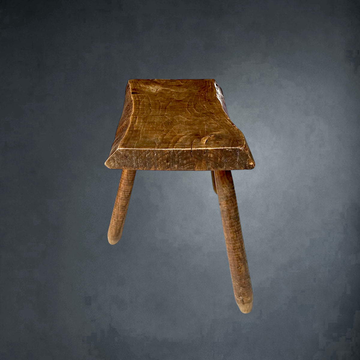 Tabouret Tripode Ancien en Bois Massif, Mobilier Rustique de Ferme – Années 30-50
