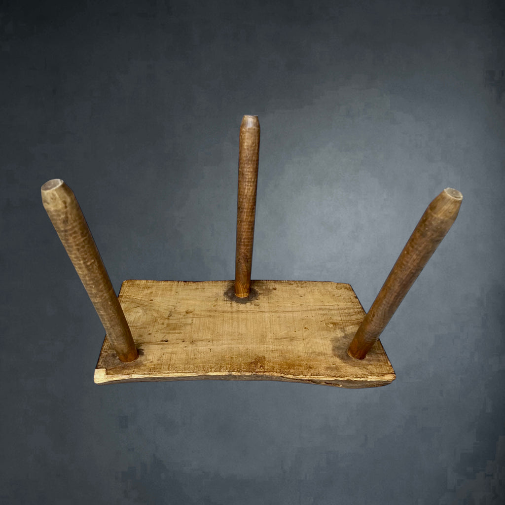 Tabouret Tripode Ancien en Bois Massif, Mobilier Rustique de Ferme – Années 30-50
