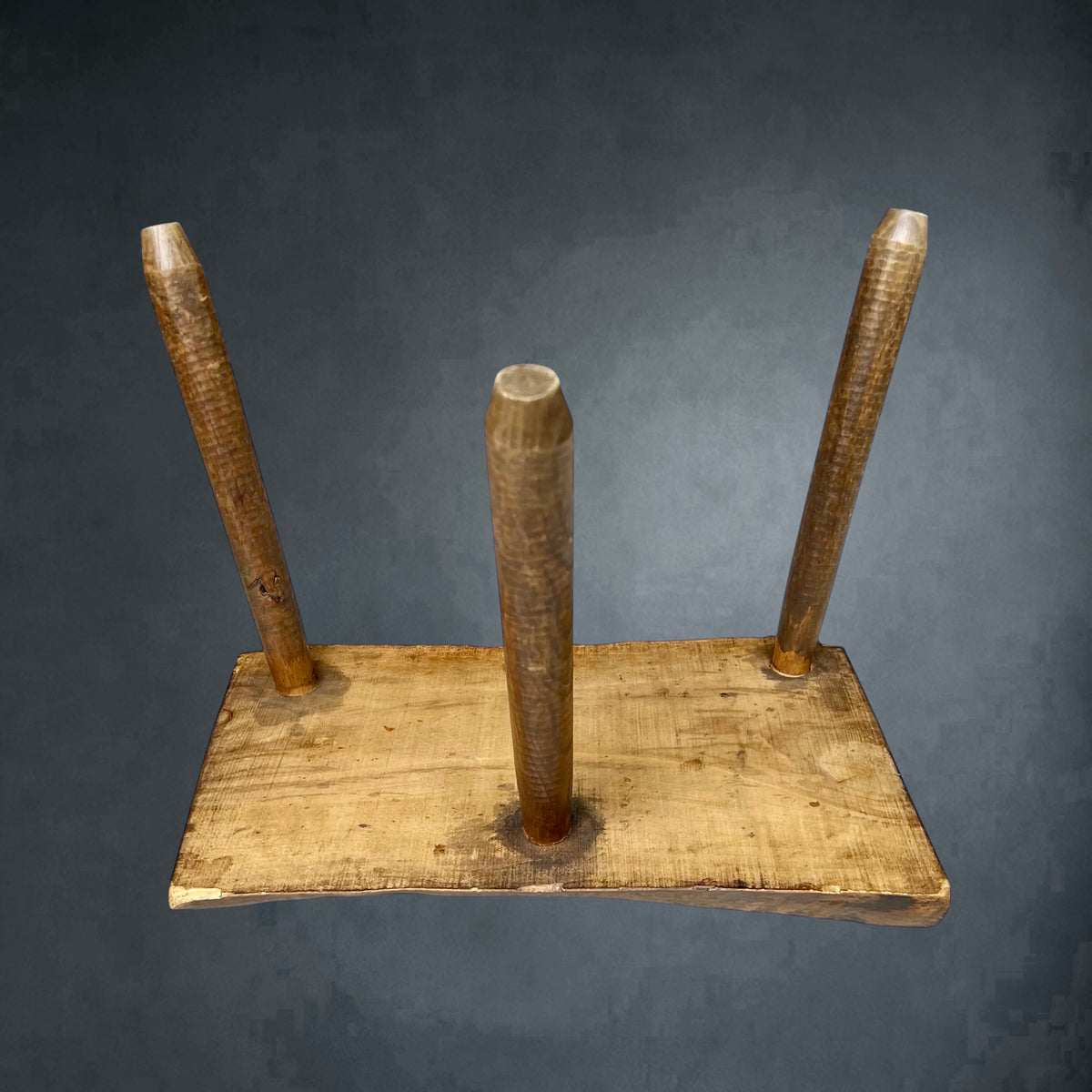 Tabouret Tripode Ancien en Bois Massif, Mobilier Rustique de Ferme – Années 30-50