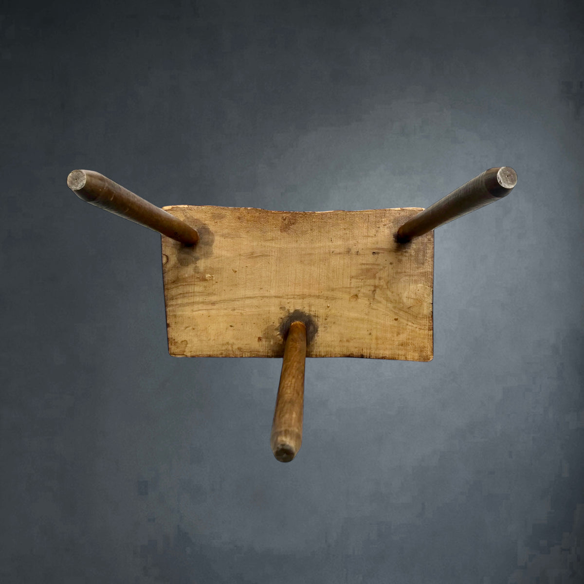 Tabouret Tripode Ancien en Bois Massif, Mobilier Rustique de Ferme – Années 30-50