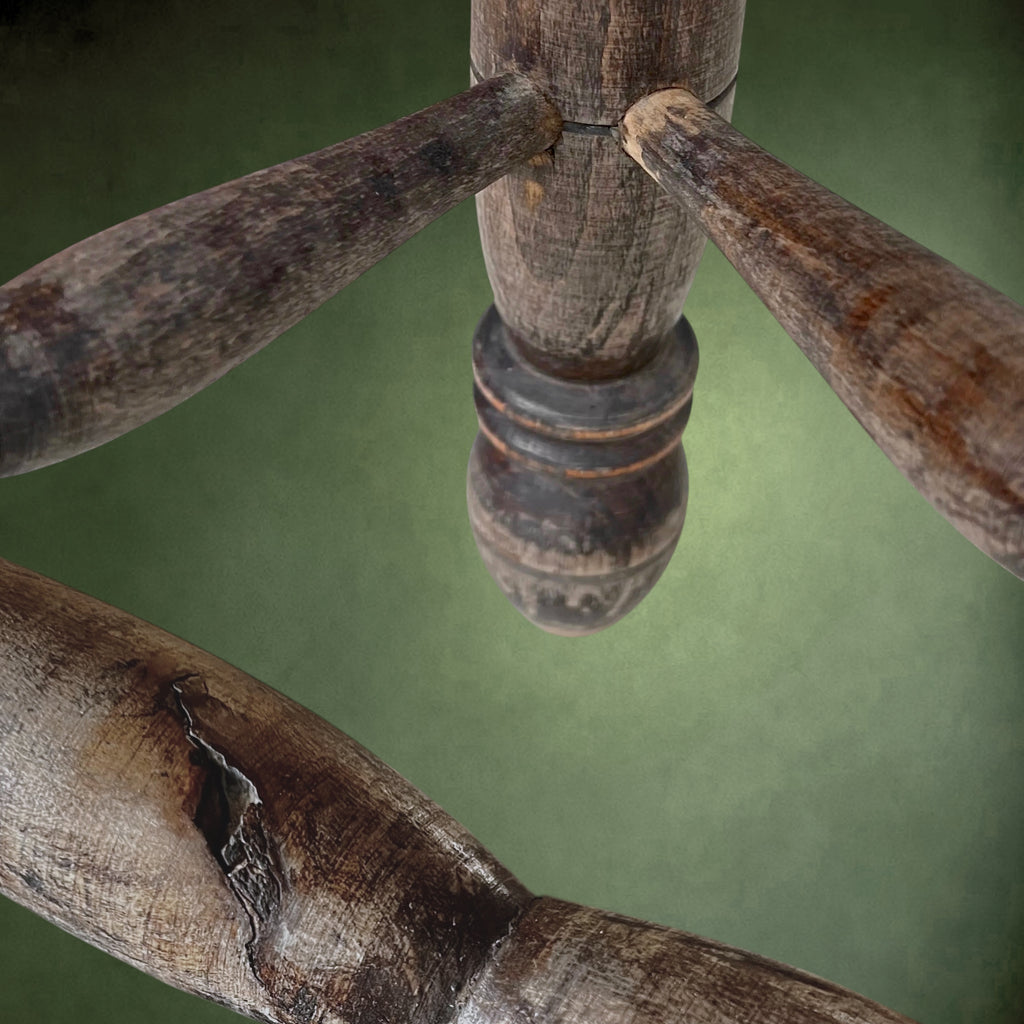 Tabouret Tripode Ancien en Bois Massif Tourné – Vers 1930-1950